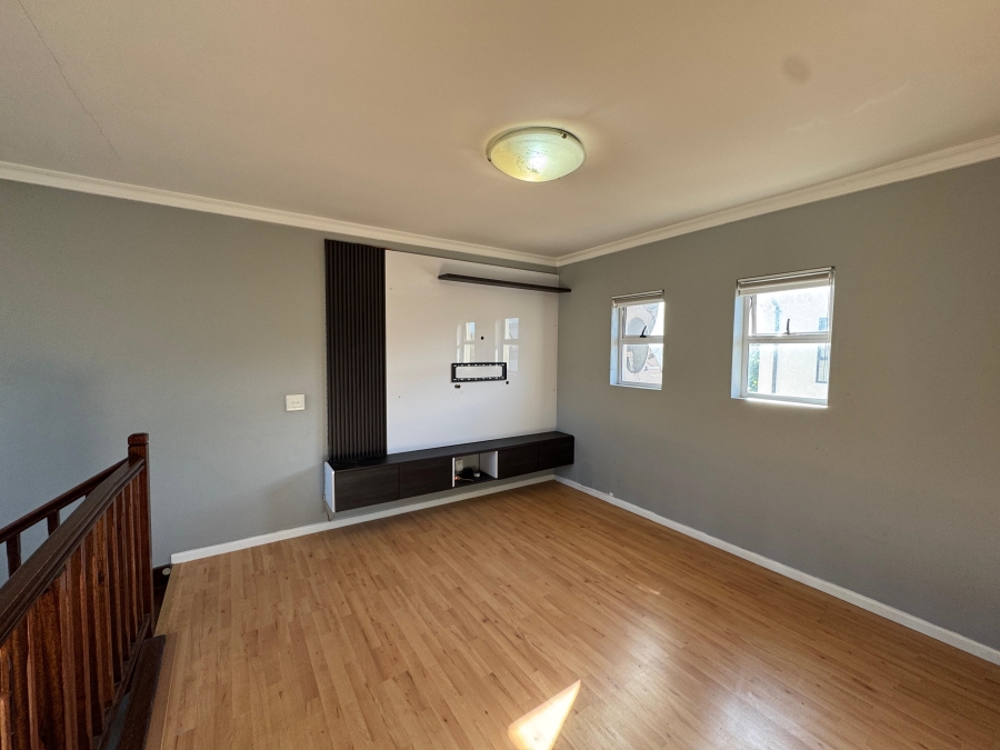 To Let 3 Bedroom Property for Rent in Royal Ascot Western Cape